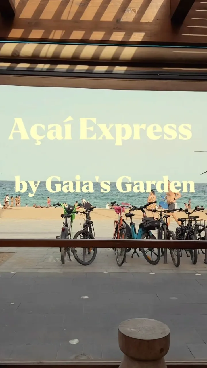 El cartel de Açaí Express by Gaia's Garden frente a la playa