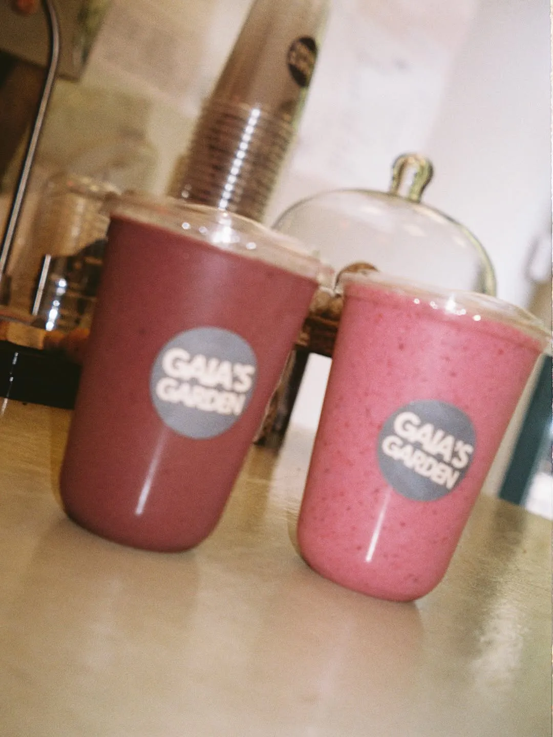 Dos smoothies rosas en vasos de Gaia's Garden