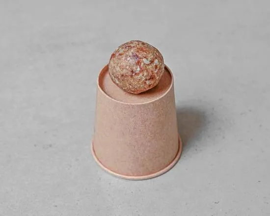 Protein ball de coco sobre un vaso