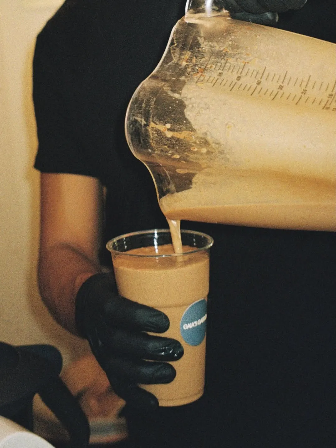 Sirviendo un smoothie en un vaso de Gaia's Garden