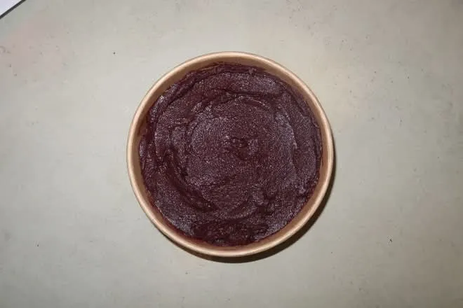 Un bowl de açaí listo para añadirle lo que quieras